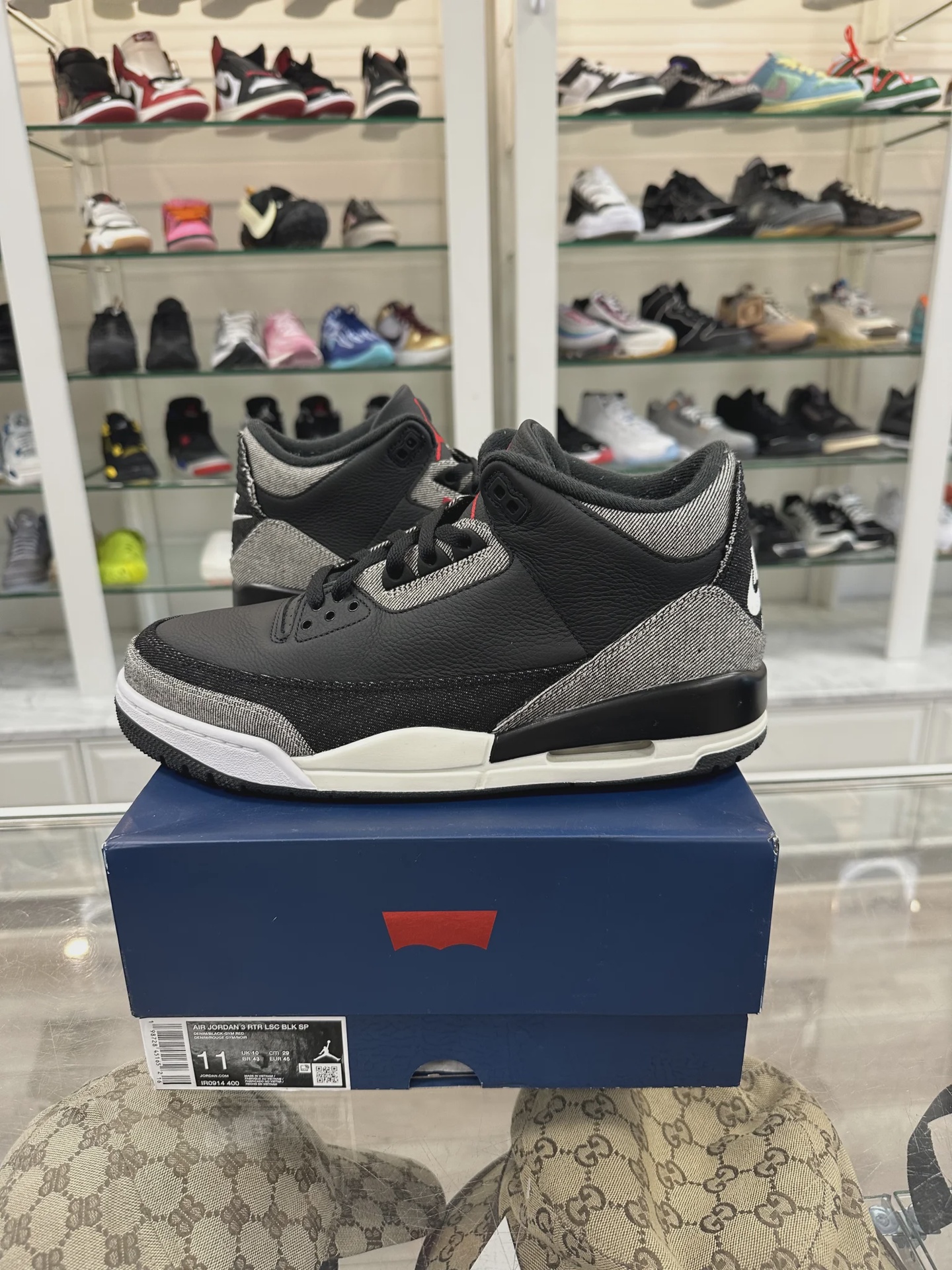 Air Jordan 3 Retro Levi’s Black • Pre-Owned [0945] - photo 1