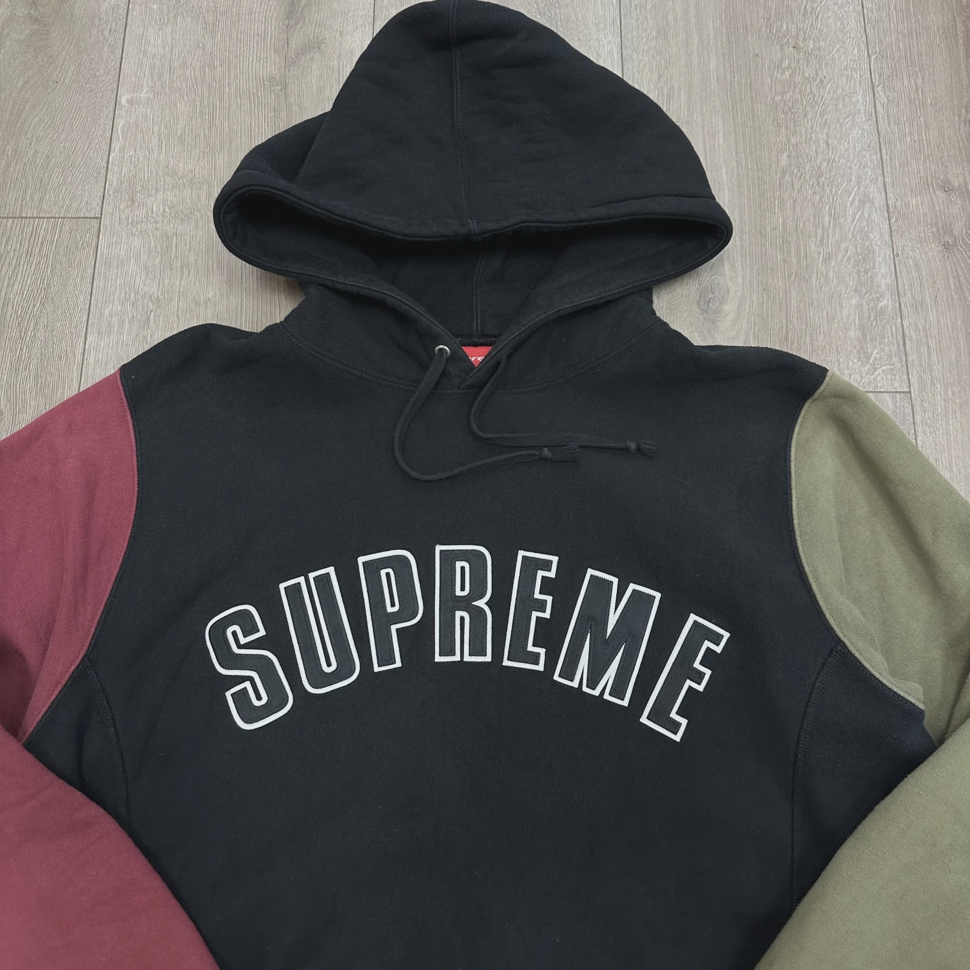 FW16 Supreme Color Blocked Arc Logo Hoodie  • Pre-Owned [7023] - photo 3