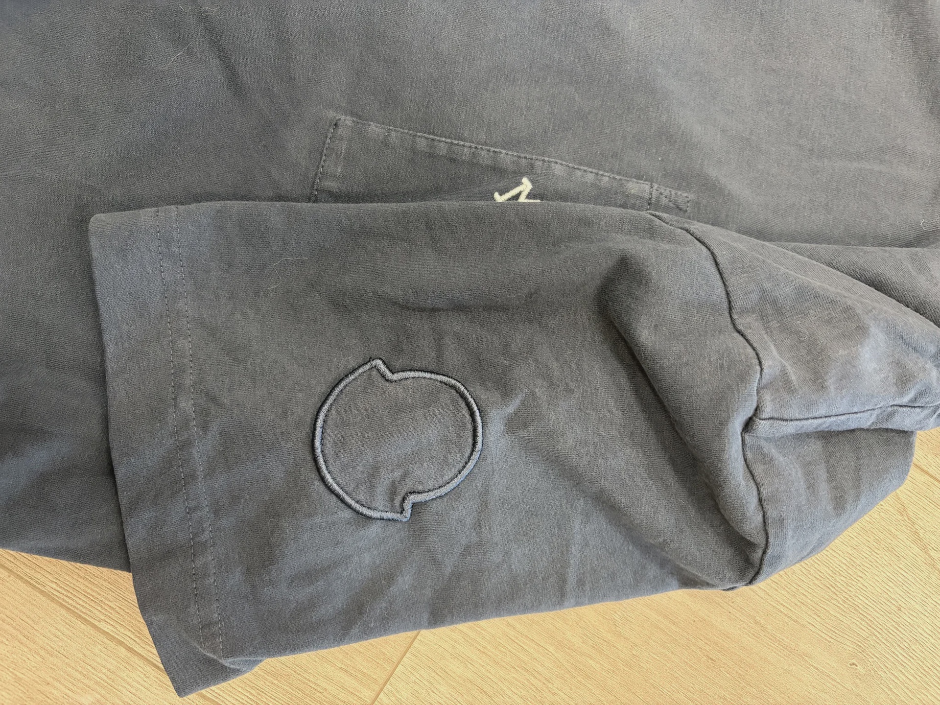 Moncler Men's Logo Pocket T-Shirt in Navy Blue • Pre-Owned [3534] - photo 3