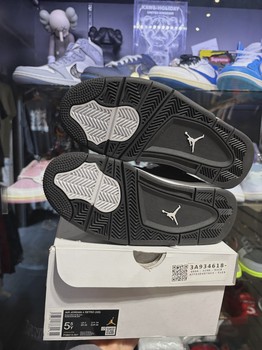 Air Jordan 4 Retro White Thunder (Grade School) • Pre-Owned [5310] - view 3