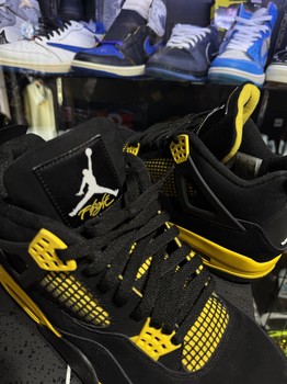 Jordan 4 Retro Thunder (2023) • Pre-Owned [9592] - view 2