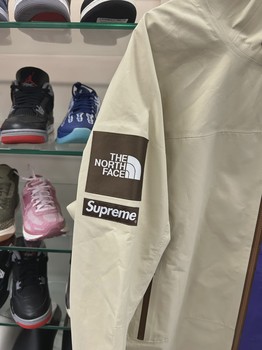 Supreme The North Face Split Taped Seam Shell Jacket • Pre-Owned [1480] - view 2