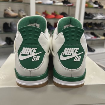 Air Jordan 4 Retro SB Pine Green • Pre-Owned [2504] - view 5