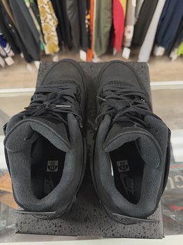 Air Jordan 4 Retro Black Cat (2025) • Pre-Owned [2093] - view 3