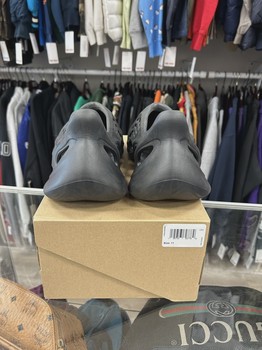adidas Yeezy Foam RNR Onyx • Pre-Owned [2787] - view 3