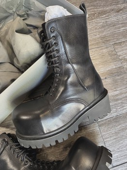 Balenciaga Leather Boot • Pre-Owned [9962] - view 2