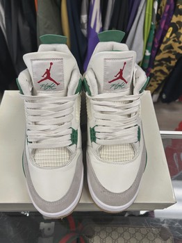 Air Jordan 4 Retro SB Pine Green • Pre-Owned [3906] - view 3