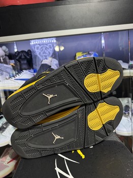 Jordan 4 Retro Thunder (2023) • Pre-Owned [9592] - view 3