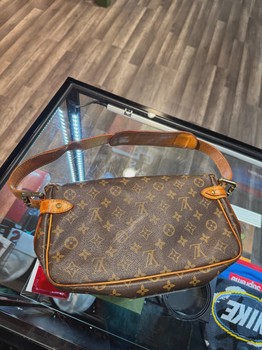 Louis Vuitton Hudson Leather Bag • Pre-Owned [5265] - view 2