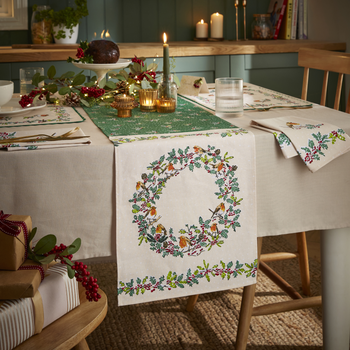CHRISTMAS ROBINS COTTON TABLE RUNNER