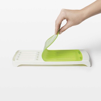 ICE STICK TRAY WITH SPILL FREE LID