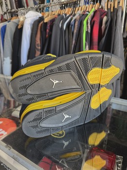 Air Jordan 4 Retro Thunder (2023) • Pre-Owned [2108] - view 3