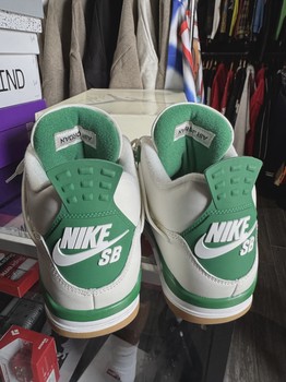 Air Jordan 4 Retro SB Pine Green • Pre-Owned [8437] - view 3