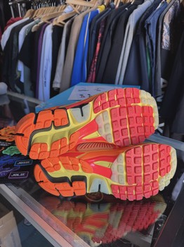 Nike Zoom Vomero 5 Doernbecher • Pre-Owned [3771] - view 3