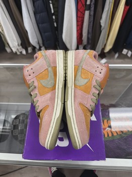 Nike SB Dunk Low Red Stardust • Pre-Owned [2081] - view 4