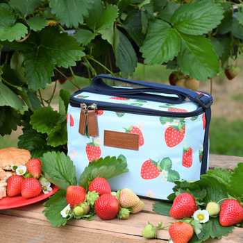 STRAWBERRIES & CREAM AQUA PERSONAL COOL BAG