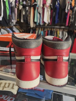 Air Jordan 1 Retro High Original Chicago Lost and Found • Pre-Owned [9791] - view 4