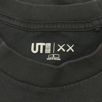KAWS x Uniqlo UT Short Sleeve Graphic T-shirt Black • Pre-Owned [7505] - view 3