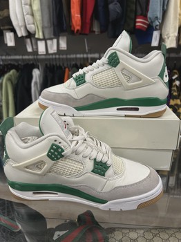 Air Jordan 4 Retro SB Pine Green • Pre-Owned [3906] - view 2