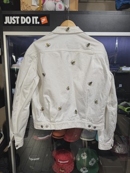 KAWS Bee Embroidery Denim Jacket size S • Pre-Owned [7920] - view 2