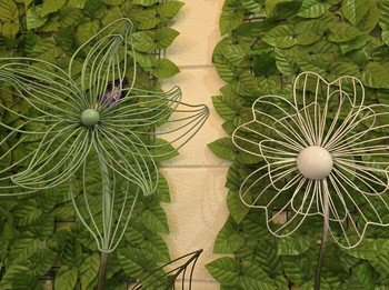 Metal Wire Flower Sculpture Stake White/Green