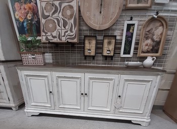 Magnolia Manor 84â€ Console