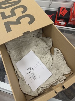 adidas Yeezy Boost 350 V2 Beluga 2.0 • Pre-Owned [1917] - view 6