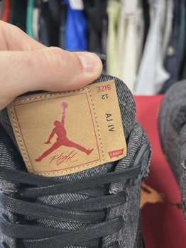 Air Jordan 4 Retro Levi's Black (Levi's Tag) • Pre-Owned [5917] - view 4