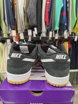 Nike SB Dunk Low Pro Black Gum • Pre-Owned [7687] - view 4
