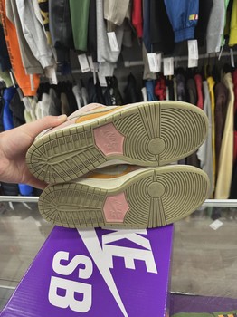 Nike SB Dunk Low Red Stardust • Pre-Owned [2081] - view 2