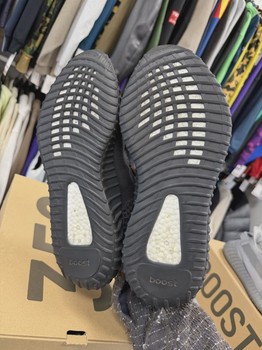 adidas Yeezy Boost 350 V2 Onyx • Pre-Owned [6958] - view 3