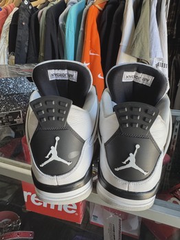 Air Jordan 4 Retro Military Black • Pre-Owned [4943] - view 3