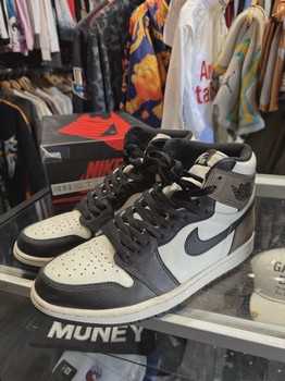 Air Jordan 1 Retro High Dark Mocha • Pre-Owned [2838] - view 2