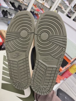 Air Jordan 1 Retro Low Original SP Travis Scott Olive (Women's) • Pre-Owned [7072] - view 2