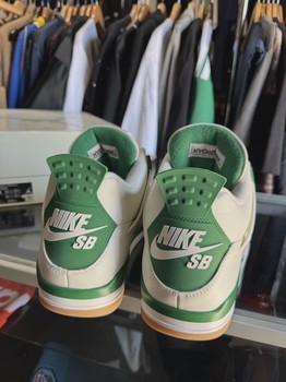 Air Jordan 4 Retro SB Pine Green • Pre-Owned [7596] - view 3