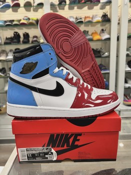Air Jordan 1 Retro High Fearless UNC Chicago • Pre-Owned [1335] - photo 1