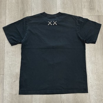 KAWS x Uniqlo UT Short Sleeve Graphic T-shirt Black • Pre-Owned [7505] - view 4