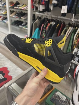 Jordan 4 Retro Thunder (2023) • Pre-Owned [7719] - view 3