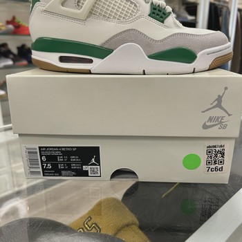 Air Jordan 4 Retro SB Pine Green • Pre-Owned [2504] - view 3