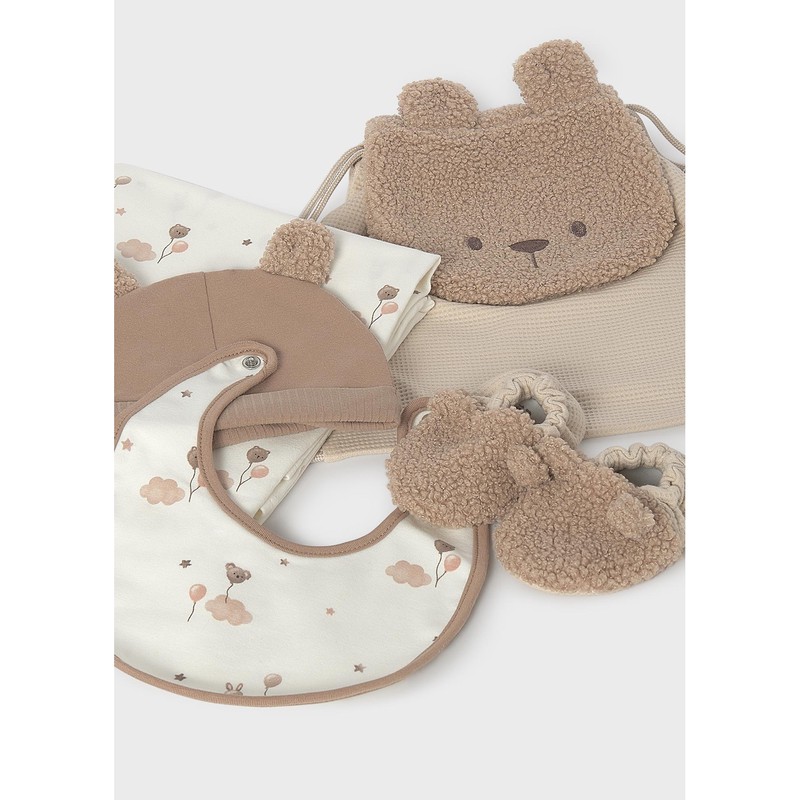 4PC BROWN & CREAM HAT & BIB & SLIPPERS & BLANKET IN POUCH GIFT SET / 9169-044